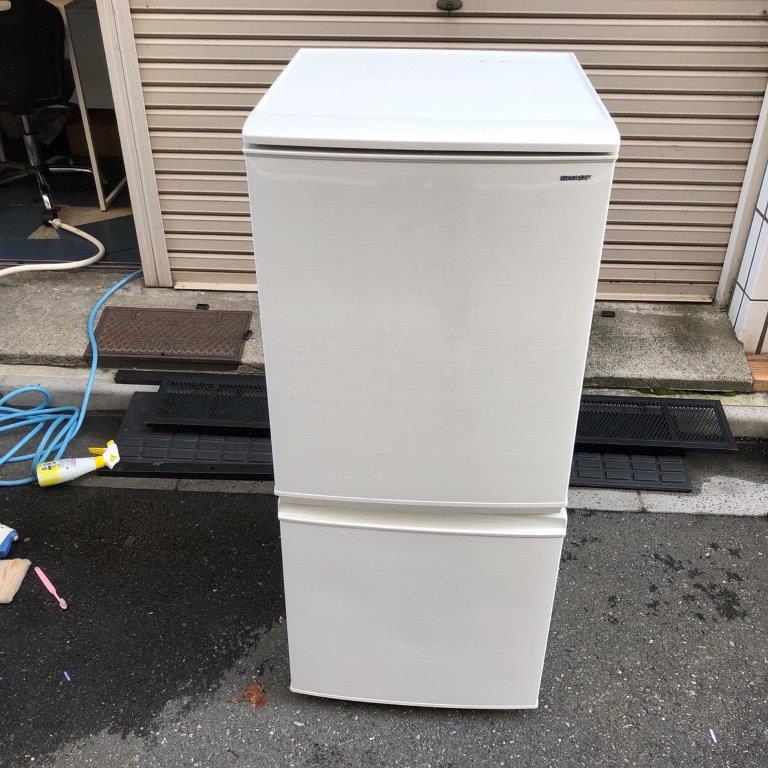 シャープ製の冷蔵庫「SJ-D14D-W」