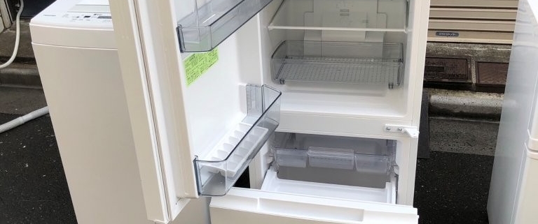 シャープ製冷蔵庫SJ-D15J-Wのドアを開けた状態。冷蔵室と冷凍室の内部構造やドアポケットが確認できる