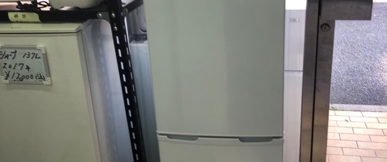 店頭に展示されたアイリスオーヤマ製冷蔵庫AF162-Wの外観(扉を閉じた状態)