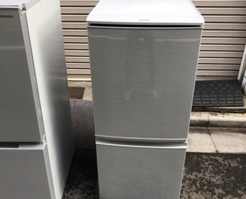 宇都宮市芦沼町のマンションで回収前に撮影したシャープ冷蔵庫 SJ-D14C-S の正面外観